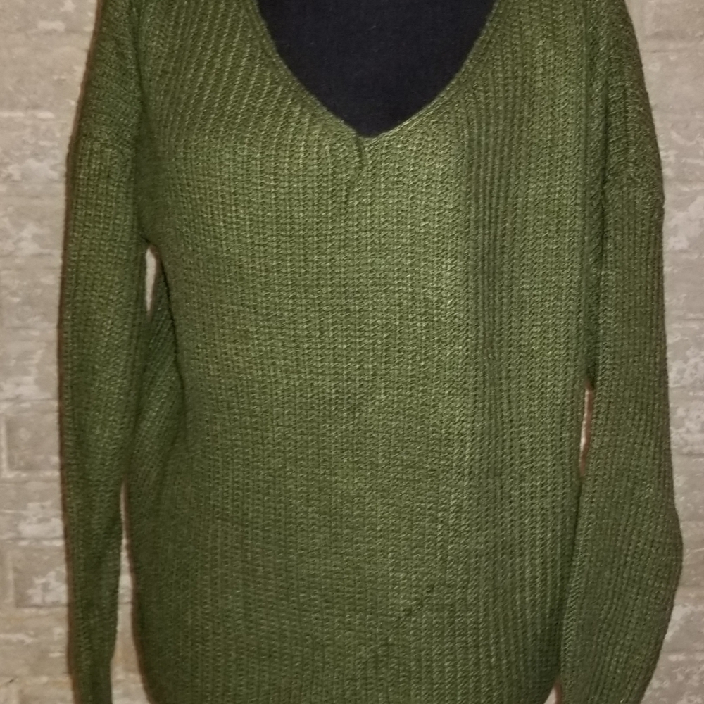 🎉🎉HOST PICK🎉🎉 Very Gorgeous HUNTER GREEN knot sweater - Picture 4 of 8